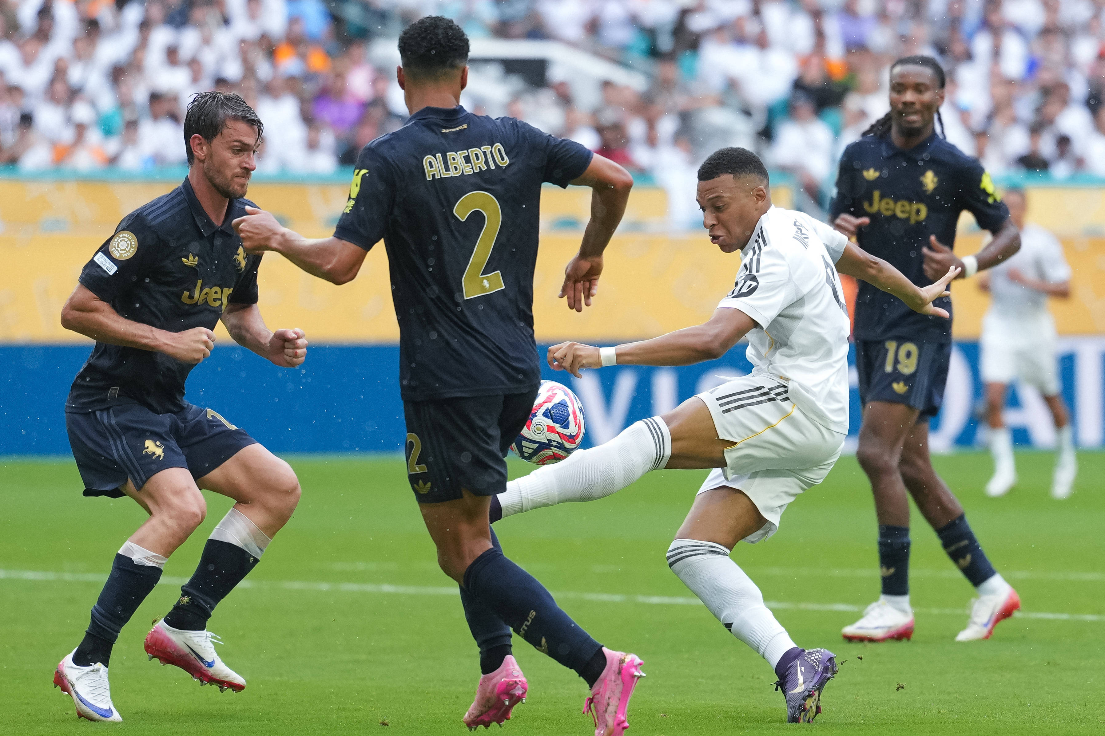 体育app下载-姆巴佩是黑人吗