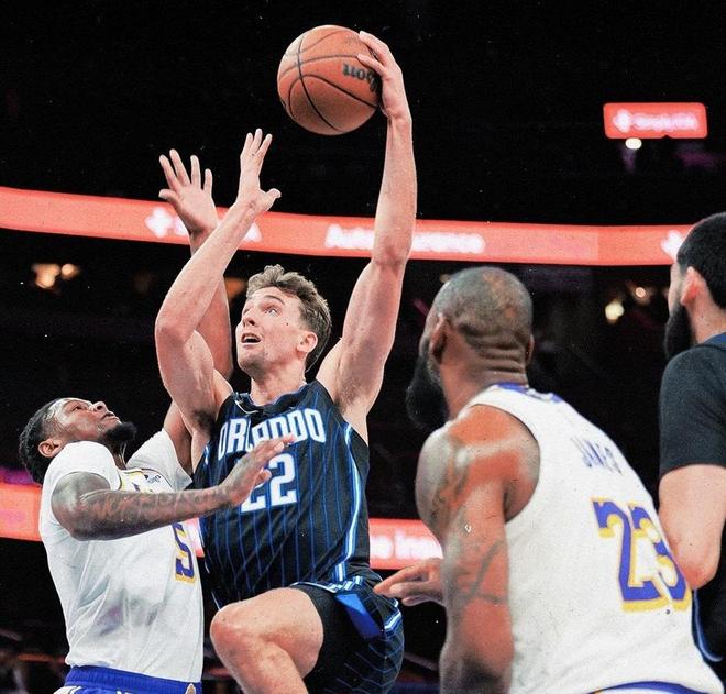 体育官方应用-奥兰多魔术训练开放日，赛前防线松动引欢呼，NBA季后赛在即，临场指挥获称赞的简单介绍